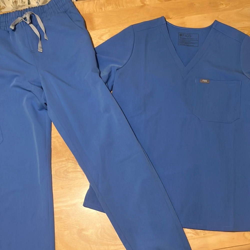 Women’s FIGS scrubs. Size small
